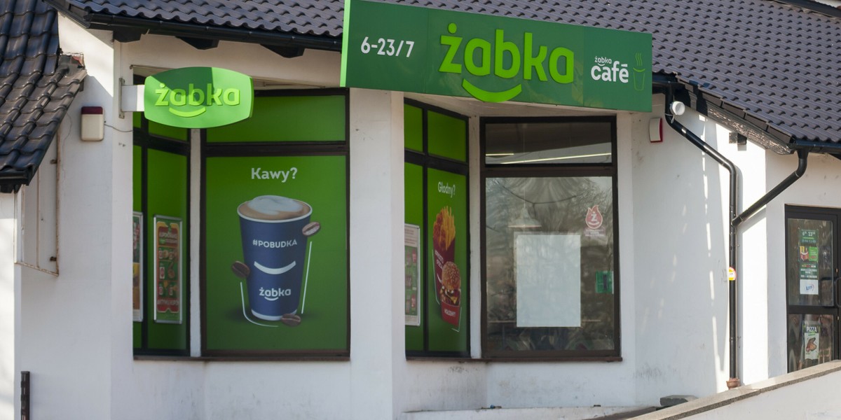 Sieć sklepów Żabka wprowadziła do oferty ciepłe śniadania. Według oficjalnych oświadczeń, w ciągu pierwszych 30 dni odnotowano ponad milion zakupów. Sklep spożywczy Żabka (zdjęcie poglądowe)