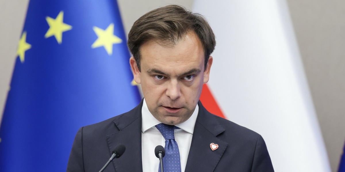 W piątek Fitch, jako pierwsza globalna agencja ratingowa, weźmie pod uwagę nowe informacje dotyczące napiętego budżetu Polski podczas przeglądu ratingów. Może to być test postrzegania przez agencje wysokiego deficytu finansów publicznych i ograniczonych możliwości jego redukcji poprzez podwyżki podatków. Andrzej Domański, Minister Finansów i Gospodarki.