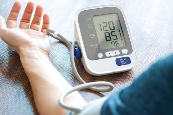 Zdjęcia stockowe często pokazują nieprawidłową procedurę pomiaru ciśnienia krwi