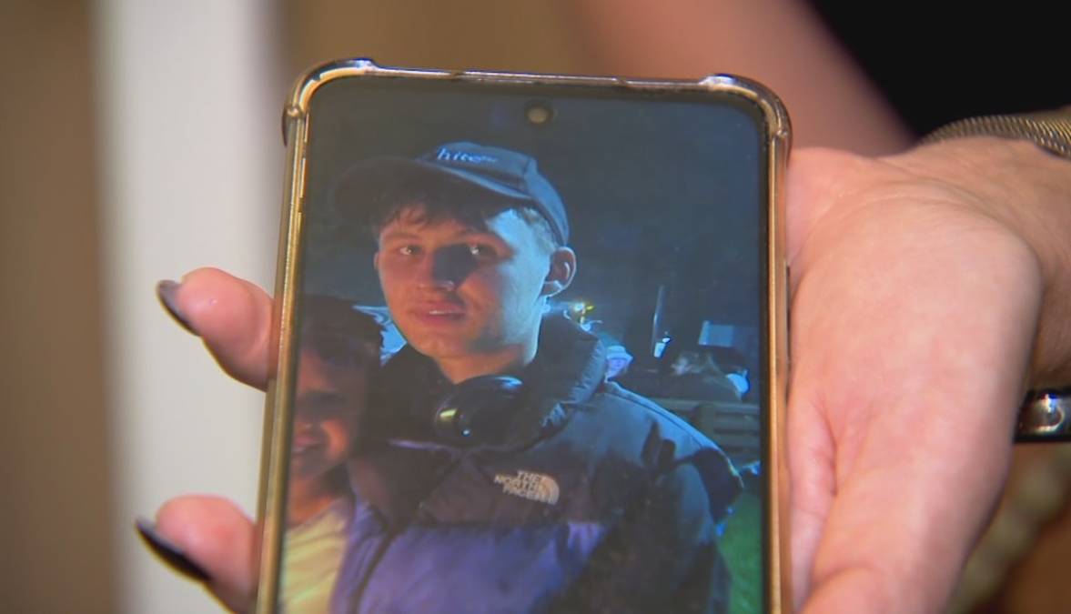 Śmierć 19-latka po interwencji policji wstrząsnęła mieszkańcami Elbląga. Funkcjonariusze użyli wobec nastolatka gazu łzawiącego, pałki teleskopowej i kajdanek. Nastolatek zaczął tracić oddech i został przewieziony do szpitala. Niestety, nie udało się go uratować. Policja utrzymuje, że śmierć Oliwiera nie miała związku z interwencją. Sprawę bada prokuratura. Śmierć po interwencji policji: dramatyczna relacja matki 19-latka