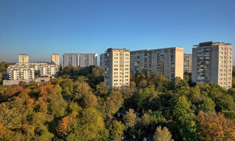 Ministerstwo Finansów i Gospodarki planuje wprowadzenie istotnych reform dotyczących funkcjonowania spółdzielni mieszkaniowych. Zgodnie z proponowaną nowelizacją ustawy, prawa członków zostaną wzmocnione. Właściciele mieszkań będą mieli łatwiejszy dostęp do umów spółdzielczych i będą mogli uczestniczyć w głosowaniu zdalnie. Jednocześnie osoby określane mianem prezesów wieczystych nie będą mogły pełnić swoich funkcji bezterminowo. Koniec z wiecznymi prezesami. Ministerstwo bierze się za spółdzielnie mieszkaniowe. - INFBusiness