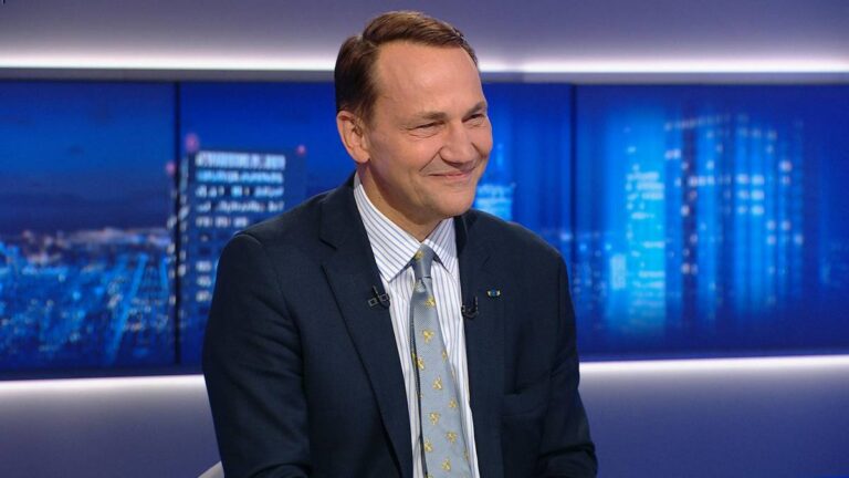 Radosław Sikorski zaskoczył wszystkich krawatem. Wyjaśnił, skąd wziął się pomysł. - INFBusiness