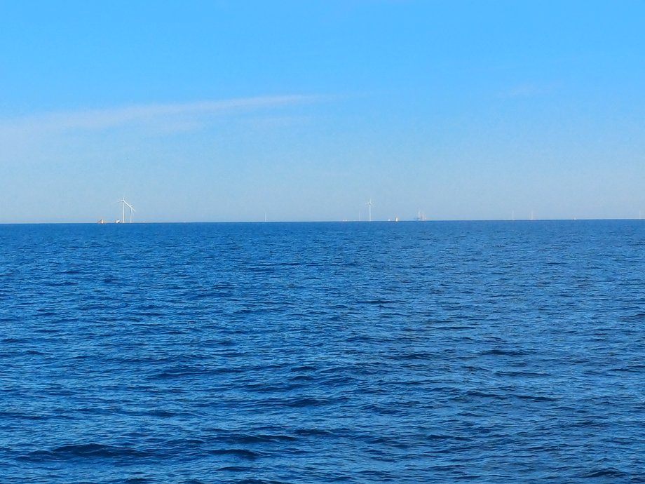 W ciągu godziny jedna turbina na morskiej farmie wiatrowej Baltic Power może naładować ponad 314 000 telefonów komórkowych lub 147 samochodów elektrycznych. Może również zapewnić energię elektryczną trzem gospodarstwom domowym przez rok. Morska rewolucja w polskiej energetyce już trwa, a my widzieliśmy ją na własne oczy. Zbliżamy się do farmy w budowie. Tak wygląda z daleka.