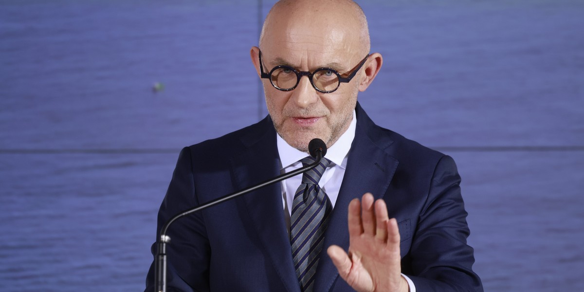 Zarząd Energi przygotował raport zawierający cztery scenariusze dla gdańskiej spółki. Najbardziej dalekosiężny, rekomendowany przez zarząd Energi, zakłada oddzielenie się od Orlenu, który obecnie kontroluje spółkę, i przejęcie jego aktywów energetycznych. Business Insider Polska uzyskał dostęp do pełnego raportu przygotowanego przez Energę. Według naszych źródeł, pomysł ten nie został zaakceptowany przez Orlen. Spółka wciąż oczekuje na wyniki prac wynajętego doradcy, który analizuje opcje strategiczne dla Energi. Dla prezesa Orlenu Ireneusza Fąfary przyszłość Energi Gdańsk staje się jednym z kluczowych wyzwań