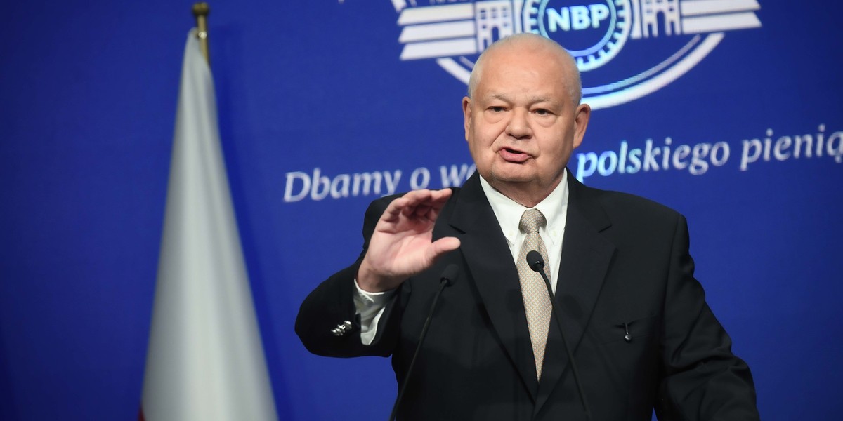W środę Rada Polityki Pieniężnej zagłosowała za obniżeniem kosztów kredytu o 25 punktów bazowych. Stopa referencyjna wynosi obecnie 4,75%, znacznie przekraczając wskaźniki inflacji. Prezes NBP Adam Glapiński odniósł się do tej decyzji podczas czwartkowego briefingu prasowego. Adam Glapiński omówił środową obniżkę kosztów pożyczek o 0,25 punktu