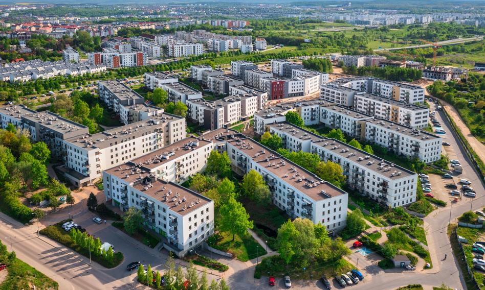 Po tym, jak deweloperzy ujawnili pełne ceny ofertowe, rynek oczekuje teraz na publikację ostatecznych danych o sprzedaży. Pojawiły się jednak obawy, że stanowa platforma DOM, zamiast zapewniać przejrzystość, może zaburzyć analizę rynku. Jednocześnie trwają prace nad znacznie tańszą alternatywą. To daleka droga od DOMU.