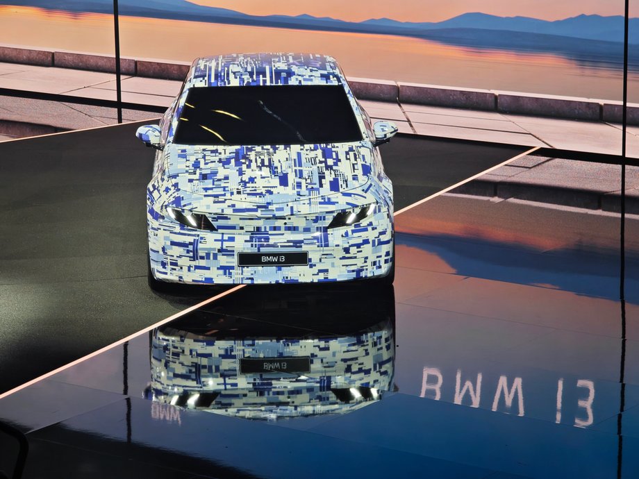 Sedan i3, obecnie w kamuflażu