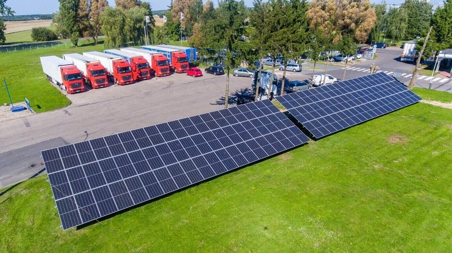 W 2025 roku Grupa Sokołów obchodzi ważny kamień milowy – 25-lecie istnienia. W tym roku świętujemy fuzję Farm Food Group i Sokołowa, sfinalizowaną 1 września 2000 roku. Przemysław Gostkiewicz, prezes zarządu Sokołów SA, dzieli się spostrzeżeniami na temat ewolucji organizacji i jej strategicznej wizji. Grupa Sokołów ma 25 lat. Rozwój oparty na inwestycjach i innowacjach. - INFBusiness