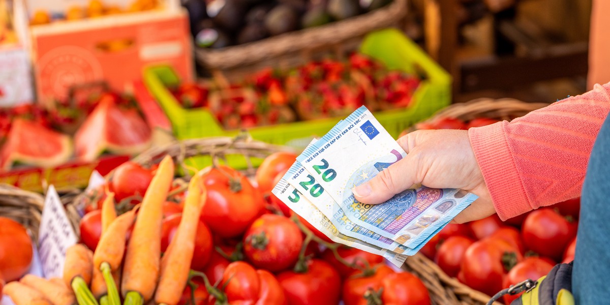 Według wstępnych szacunków Eurostatu, roczna inflacja w strefie euro wyniosła w sierpniu 2,1%, w porównaniu z 2,0% w lipcu. Największy wpływ na ten wzrost miały Niemcy, gdzie wzrost cen przyspieszył z 1,8% do 2,1%. Ceny w UE przyspieszyły w sierpniu