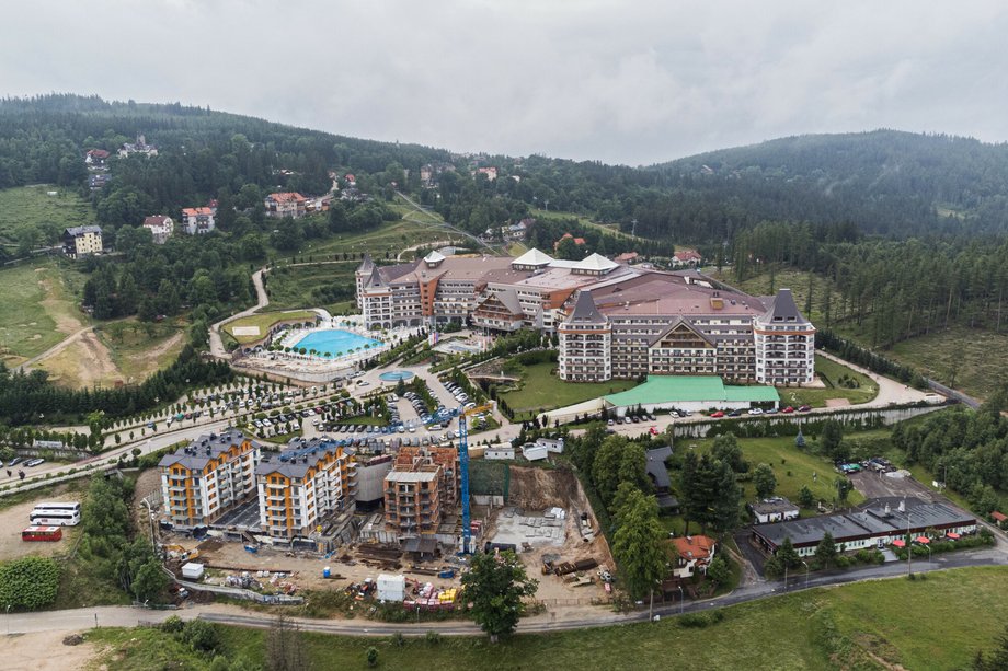 Choć dziś kojarzony jest przede wszystkim z gigantami sieci hotelowych, zmarły trzy lata temu Tadeusz Gołębiewski rozpoczął swoją przygodę z biznesem 50 lat temu od wypieku ciasteczek, mieszając ciasto w pralce Frania. Zarobione pieniądze zainwestował w biznes hotelarski, ale nie dożył otwarcia swojej najnowszej, prestiżowej inwestycji. Hotel Gołębiewski w Karpaczu