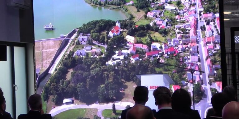 Niemiecka firma Bosch ogłosiła wstrzymanie budowy fabryki pomp ciepła w Dobromierzu (Dolny Śląsk). Inwestycja, szacowana na 1,2 mld zł, miała uzyskać wsparcie polskiego rządu. Powodem decyzji jest „rosnąca niepewność polityczna i gospodarcza w Europie, która negatywnie wpływa na europejski rynek pomp ciepła” – poinformował Bosch. Bosch wstrzymuje miliardową inwestycję na Dolnym Śląsku. „Niepewność polityczna” - INFBusiness