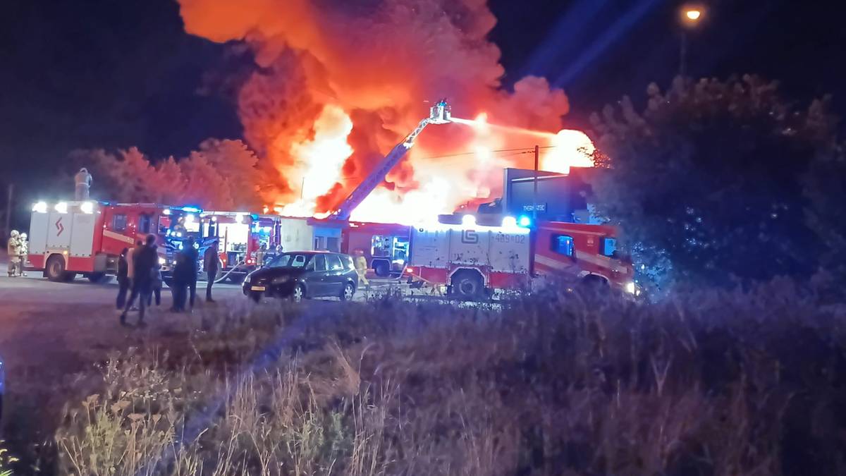 Pożar w hali produkcyjnej w Czeladzi W Czeladzi wybuchł ogromny pożar. Służby ratunkowe apelują do mieszkańców.