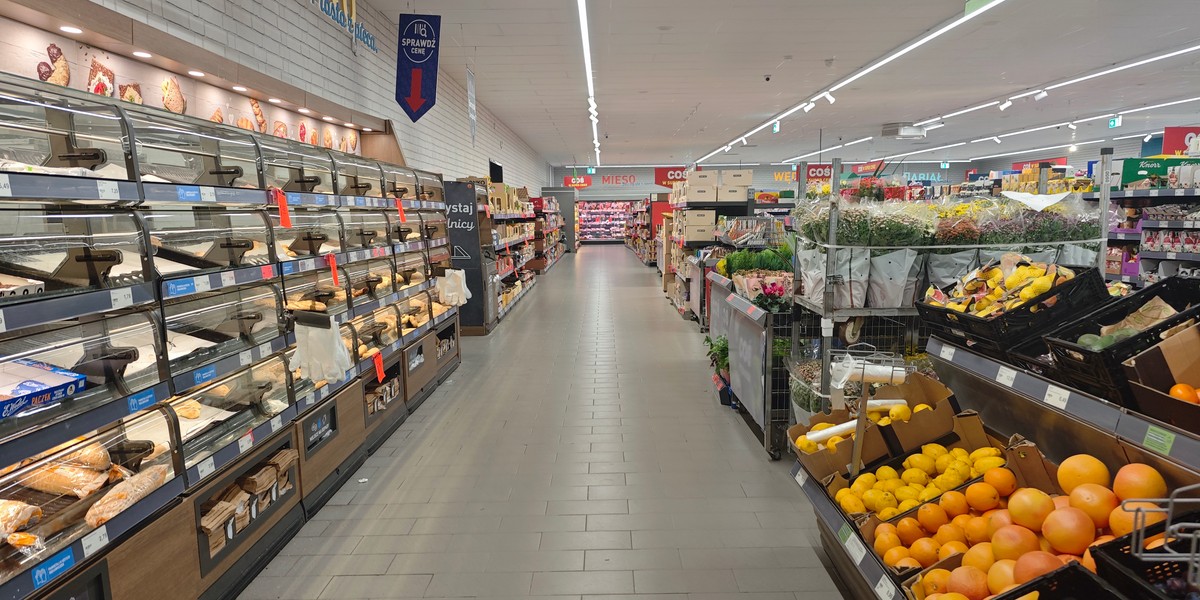 Od 1 września klienci wszystkich sklepów Aldi w Polsce mogą korzystać z testowych maszyn do recyklingu, aby zwracać kwalifikujące się pojemniki i otrzymywać zniżki na kolejne zakupy. „To kolejna inicjatywa w ramach przygotowań sprzedawcy do ogólnopolskiego systemu kaucji, który ma wejść w życie 1 października” – poinformowała firma w komunikacie. Sieć sklepów Aldi
