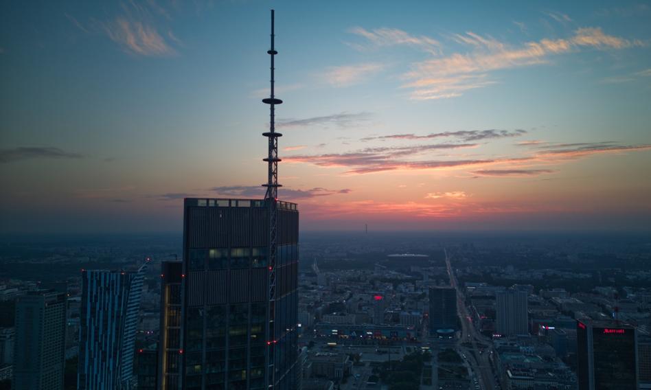 Pałac Kultury i Nauki w Warszawie oraz Sky Tower wkrótce stracą status najwyższych punktów widokowych w Polsce. W ciągu kilku dni w warszawskim kompleksie biurowym Varso Tower powstanie najwyższa platforma widokowa w UE. Pałac Kultury i Nauki oraz Sky Tower zostały zdetronizowane. W Warszawie otwiera się najwyższy taras widokowy Unii Europejskiej.