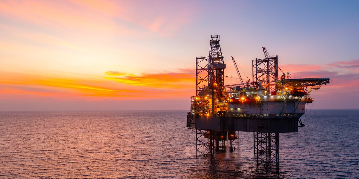 Grupa Orlen zawarła pierwszą umowę na dostawy ropy naftowej z norweską spółką Equinor. Umowa ta gwarantuje dostawy ponad 6 milionów ton ropy naftowej ze złoża Johan Sverdrup, jednego z głównych złóż na Norweskim Szelfie Kontynentalnym. Kontrakt ma pokryć około 15% rocznego zapotrzebowania konglomeratu na ropę naftową. Rozpoczęcie dostaw planowane jest na wrzesień 2024 roku. Wiercenie ropy naftowej na morzu. Zdjęcie poglądowe.