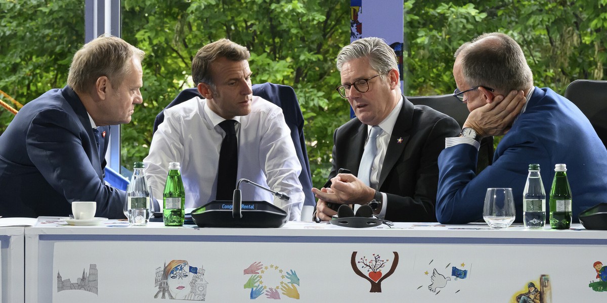 „Od Wielkiej Brytanii po Polskę, Europa staje się kontynentem niemożliwym do rządzenia. Zbyt wielu europejskich przywódców po prostu nie jest już w stanie działać” – twierdzi Bloomberg. Agencja argumentuje również, że znaczna część kontynentu zmaga się obecnie z problemami takimi jak problemy budżetowe, rozdrobnione parlamenty i rosnąca rola ekstremistów politycznych. Od lewej: premier Polski Donald Tusk, prezydent Francji Emmanuel Macron, premier Wielkiej Brytanii Keir Starmer i kanclerz Niemiec Friedrich Merz