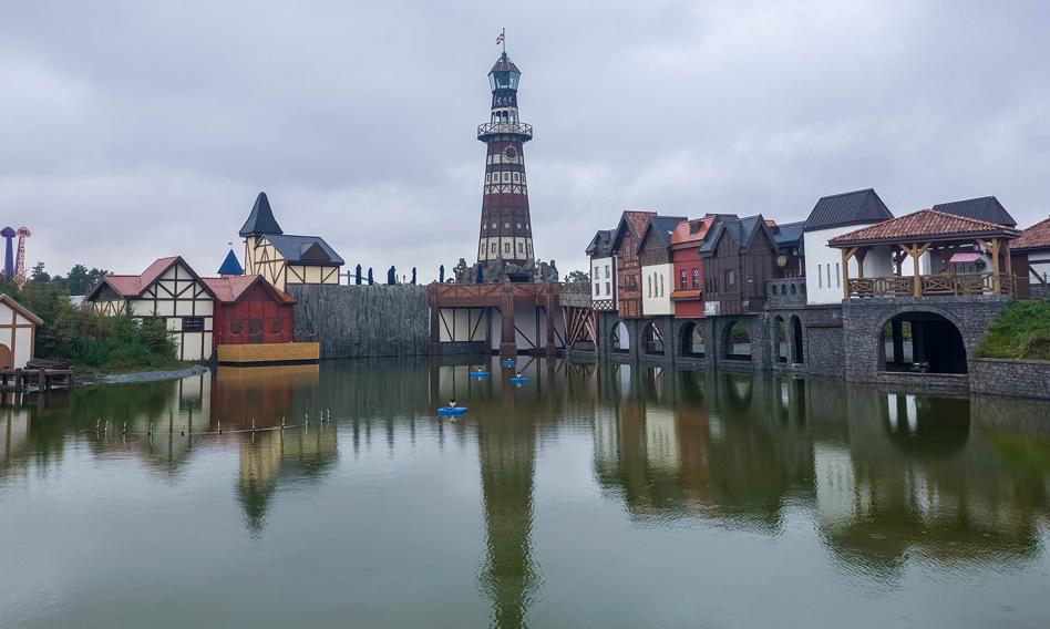 Hossoland, największy park rozrywki w północnej Polsce, miał początkowo działać do października, ale niespodziewanie zamknął swoje atrakcje pod koniec sierpnia, jak donosi fly4free.pl. Problemy w parku narastały od miesięcy, a ich kulminacją było wszczęcie śledztwa prokuratorskiego w sprawie braku pozwolenia na użytkowanie. Park rozrywki Hossoland stoi w obliczu przedwczesnego zamknięcia w związku z dochodzeniem prokuratury