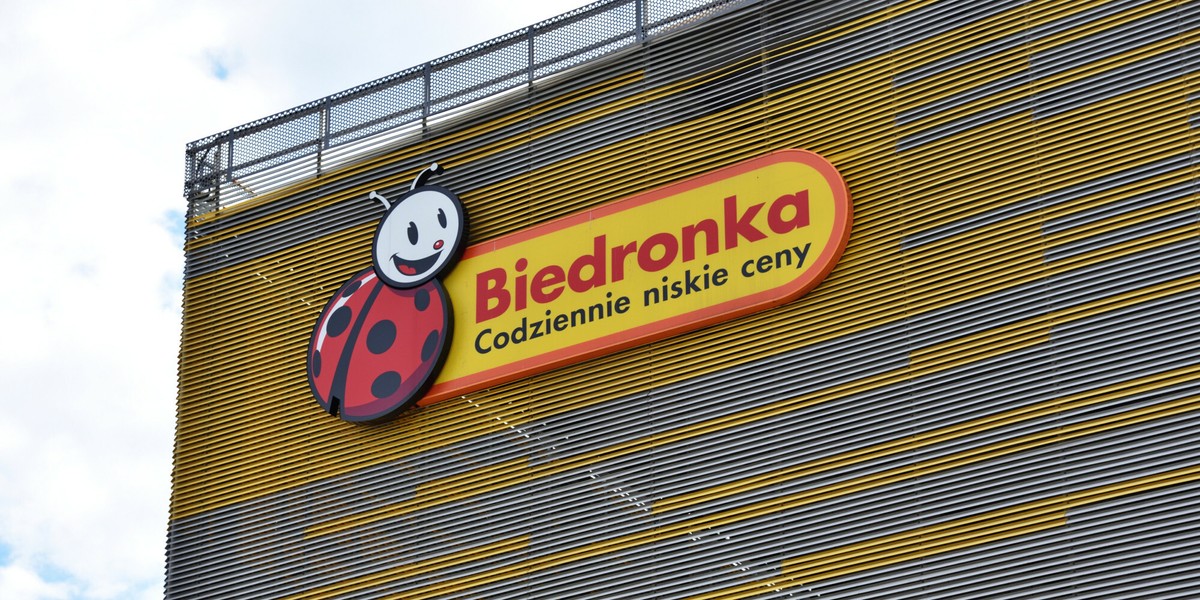Jak donosi portal Wiadomości Handlowe, w siedzibie Biedronki odbyła się wizyta komornika sądowego. Działania polegały na egzekwowaniu środków zabezpieczających związanych z roszczeniami finansowymi Lidla wobec sieci handlowej, informuje sklep. Sieć sklepów Biedronka