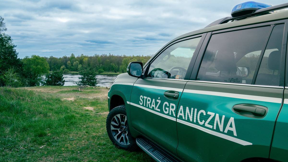 Jak poinformowała w sobotę Straż Graniczna za pośrednictwem peronu X, w pobliżu Buku na Pomorzu Zachodnim zatrzymano dwie osoby przewożące trzech nielegalnych imigrantów. Dwóch z nich uciekło na terytorium Niemiec. Inspekcja zakończyła się niespodziewanie.