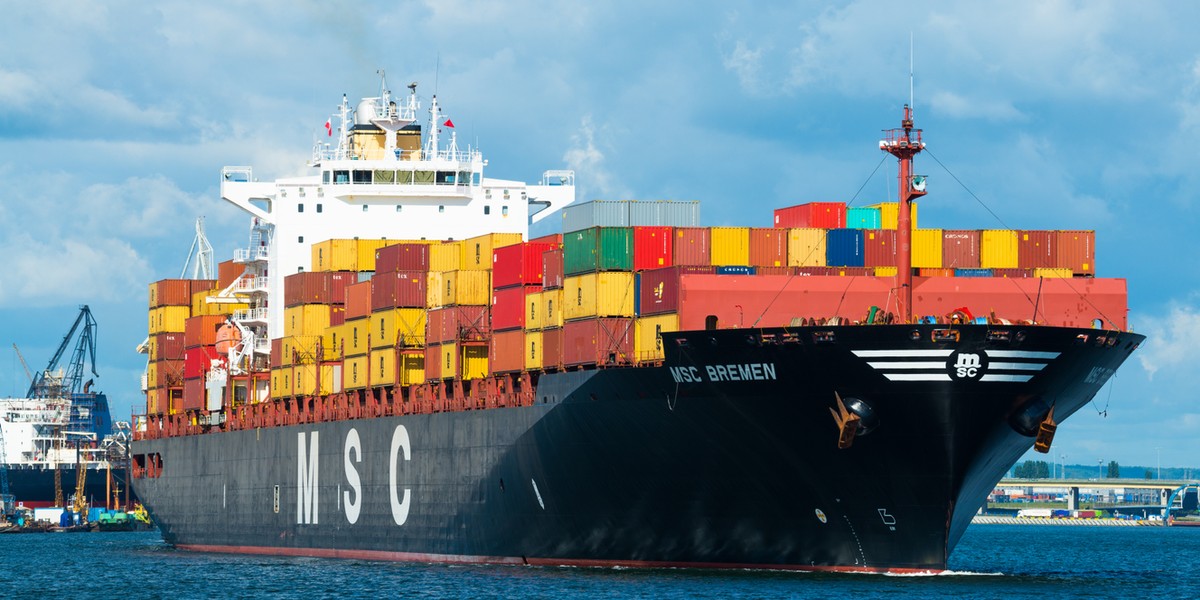 Po zaskakująco dobrych danych za czerwiec, saldo rachunku bieżącego Polski w lipcu osiągnęło wartość znacząco ujemną, gorszą od prognoz ekonomistów. Pogorszenie widoczne jest również w handlu towarami, ponieważ import nadal rośnie szybciej niż eksport dzięki ożywieniu konsumpcji i dalszym znacznym zakupom nośników energii, a także słabszemu popytowi zagranicznemu na polskie produkty. Polski eksport w lipcu 2025 r. wzrósł w ujęciu rok do roku, jednak import nadal rośnie szybciej, co oznacza ujemne saldo obrotów towarowych.