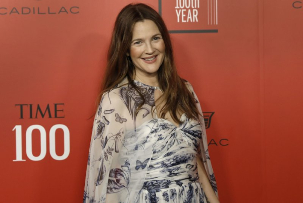 Obejrzyj: Drew Barrymore tańczy ponownie na biurku w programie „Late Show” po…