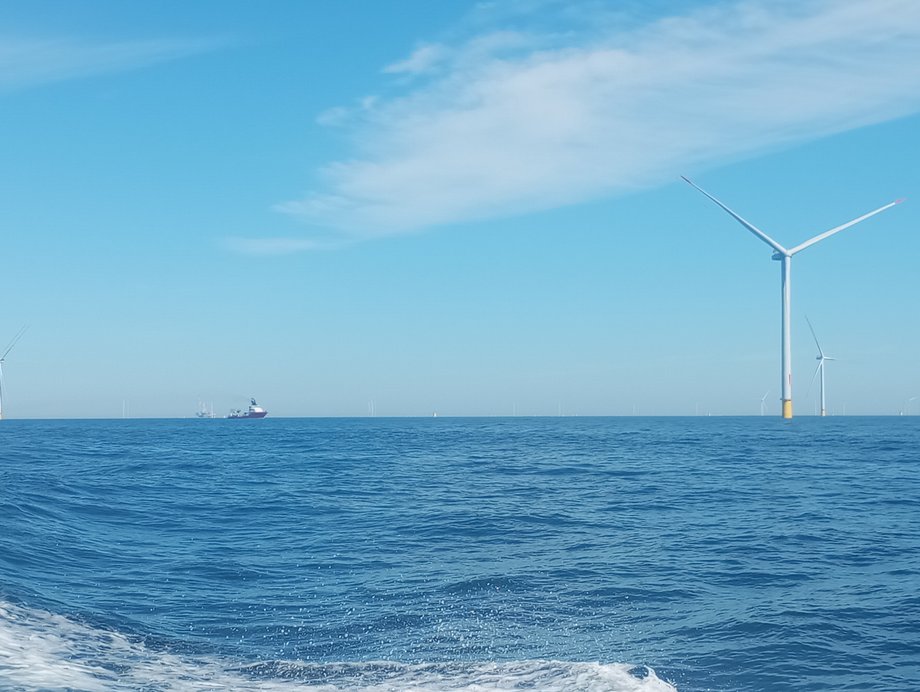 W ciągu godziny jedna turbina na morskiej farmie wiatrowej Baltic Power może naładować ponad 314 000 telefonów komórkowych lub 147 samochodów elektrycznych. Może również zapewnić energię elektryczną trzem gospodarstwom domowym przez rok. Morska rewolucja w polskiej energetyce już trwa, a my widzieliśmy ją na własne oczy. Farma energetyczna Baltic Power zajmie powierzchnię około 130 kilometrów kwadratowych – tyle samo, co miasto Gdynia.