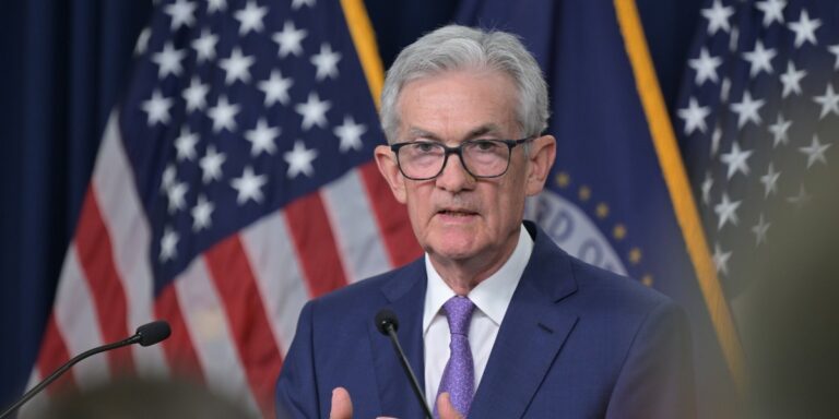 FOMC: Obniżka stóp procentowych o 0,25 punktu procentowego. Pierwsza za kadencji Trumpa. - INFBusiness