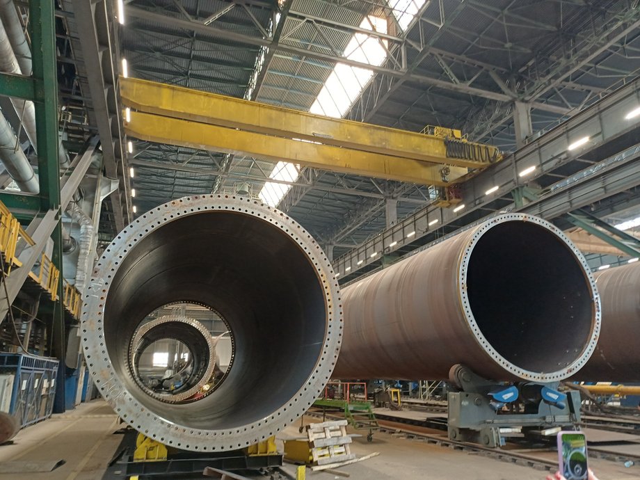Grupa Baltic Industrial zajmuje się produkcją kształtowników do lądowych wież wiatrowych, instalowanych w farmach w Polsce i Europie Zachodniej.