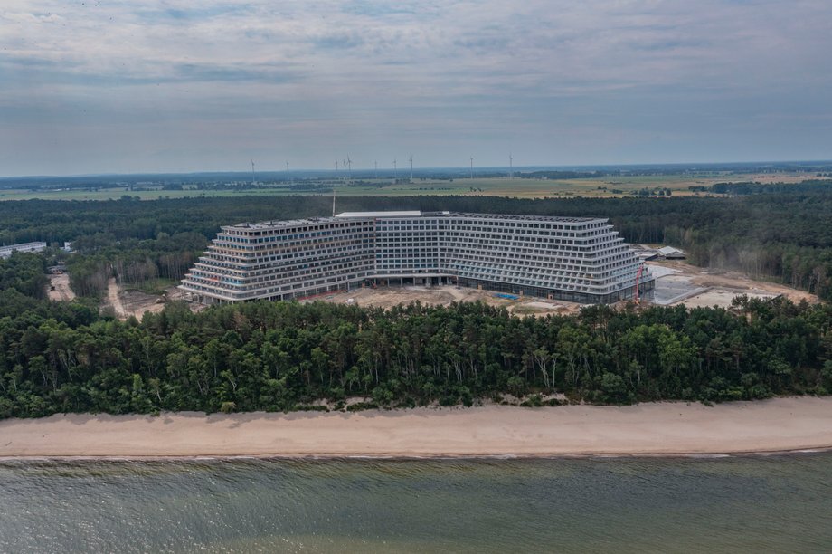 Choć dziś kojarzony jest przede wszystkim z gigantami sieci hotelowych, zmarły trzy lata temu Tadeusz Gołębiewski rozpoczął swoją przygodę z biznesem 50 lat temu od wypieku ciasteczek, mieszając ciasto w pralce Frania. Zarobione pieniądze zainwestował w biznes hotelarski, ale nie dożył otwarcia swojej najnowszej, prestiżowej inwestycji. Hotel Gołębiewski w Pobierowie