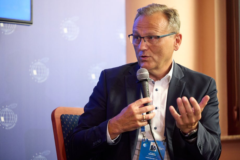 Setki miejsc pracy są zagrożone, przyznają przedstawiciele branży rolniczej. Znaczna część produkcji rolnej w kraju również jest zagrożona. Wszystko to z powodu nagłej decyzji ministra rolnictwa, który – jak twierdzą główni gracze rynkowi – postanowił unieważnić „rozwiązanie kompromisowe” i „repolonizować” niektóre uprawy. Grzegorz Brodziak, prezes Goodvalley Agro S.A.