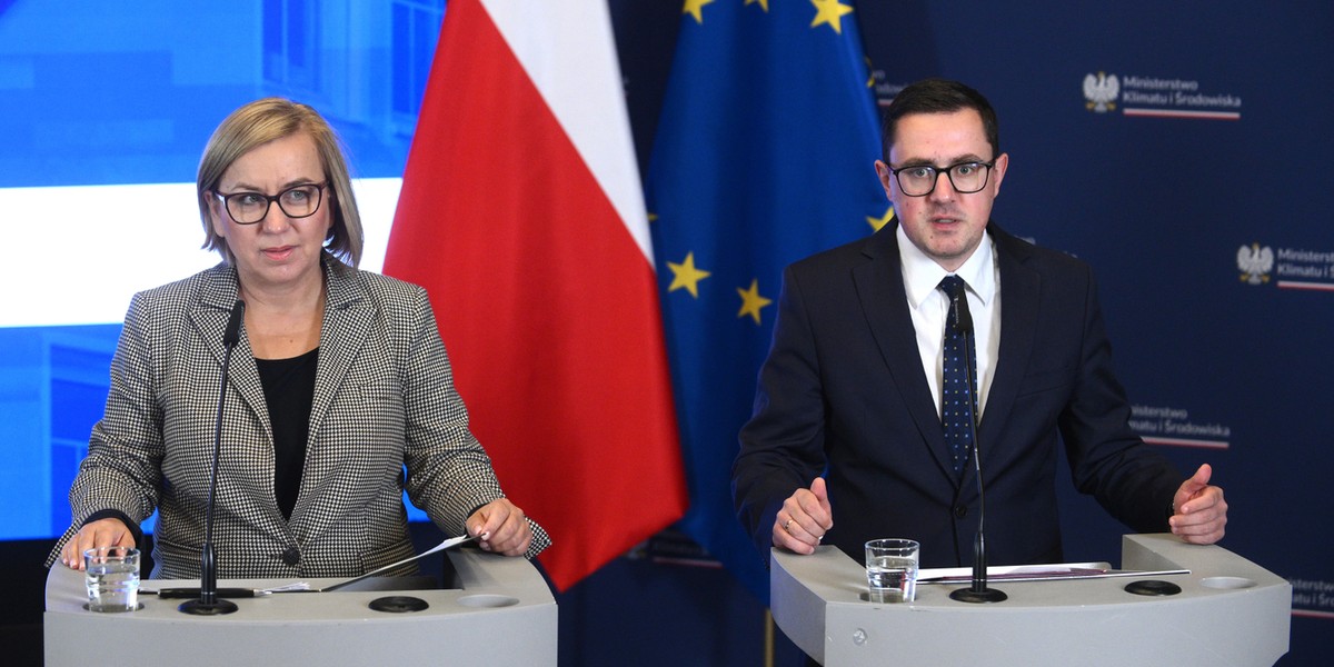 Lista priorytetów Ministerstwa Klimatu pokazuje, że system kaucyjny i rozszerzona odpowiedzialność producenta (ERP) nie znajdują się na liście. Zamiast tego resort Pauliny Henning-Kloskiej koncentruje się na magazynach energii, rozwiązaniu problemu odpadów niebezpiecznych, poszukiwaniu surowców krytycznych oraz parku narodowym w Dolinie Dolnej Odry. Tymczasem Ministerstwo Energii priorytetowo traktuje obniżenie cen energii i rozwój energetyki jądrowej, ale brakuje w nim Narodowego Planu na rzecz Energii i Klimatu. Minister klimatu Paulina Hennig Kloska, minister energii Miłosz Motyka.