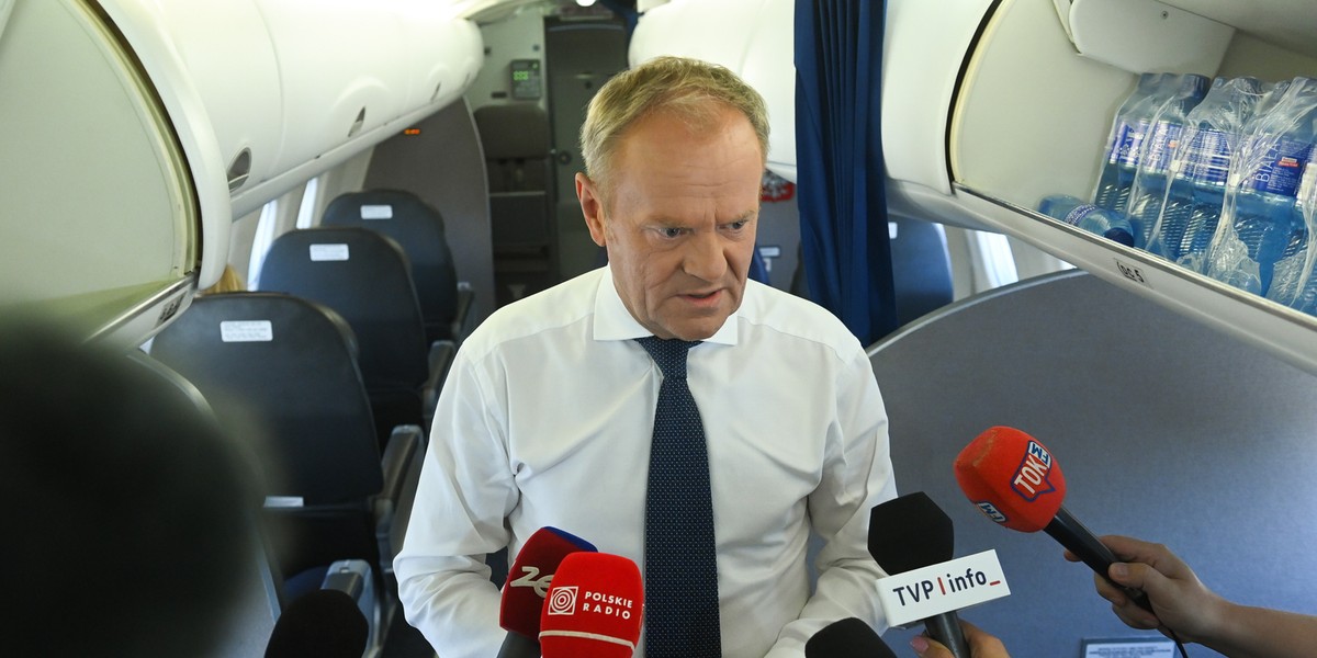Premier Donald Tusk zapowiedział, że „Polska będzie współpracować z Francją we wprowadzeniu skutecznych mechanizmów obronnych do umowy UE-Mercosur”. Deklaracja została złożona po rozmowie z prezydentem Francji Emmanuelem Macronem na marginesie czwartkowego spotkania „koalicji chętnych” w Paryżu. Premier Donald Tusk na konferencji prasowej w samolocie na paryskim lotnisku.