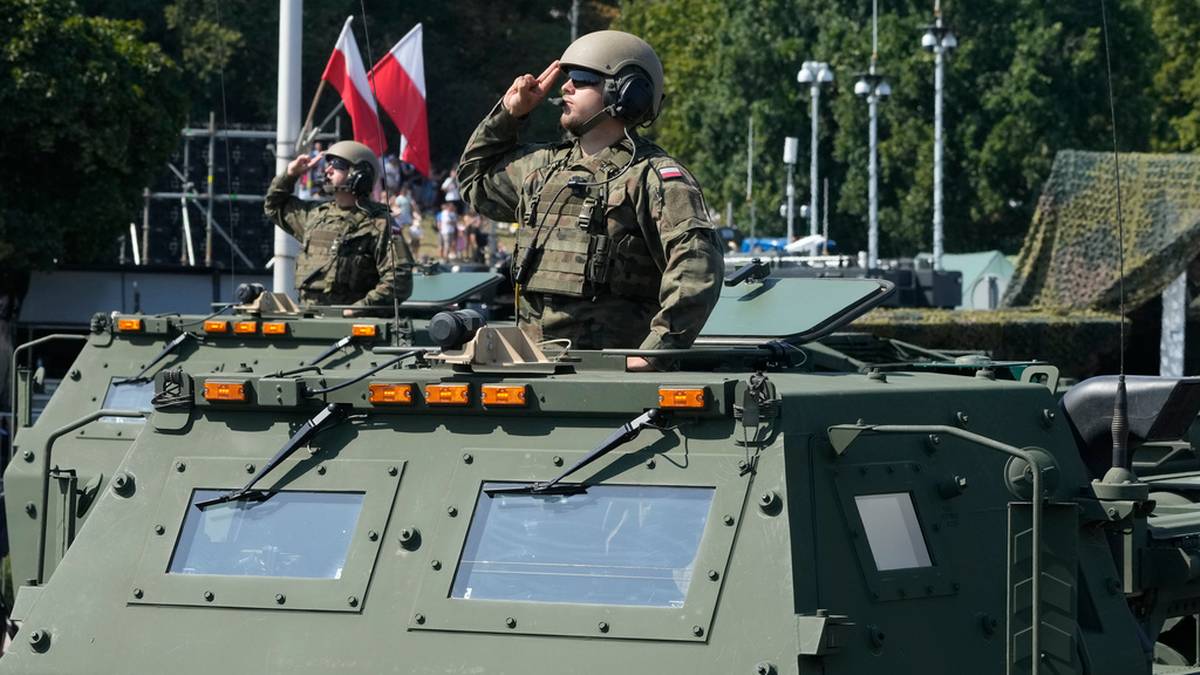 Według najnowszego badania, aż 94 proc. Polaków ufa wojsku. NATO i wojsko cieszą się większym zaufaniem niż Unia Europejska. Nowy sondaż