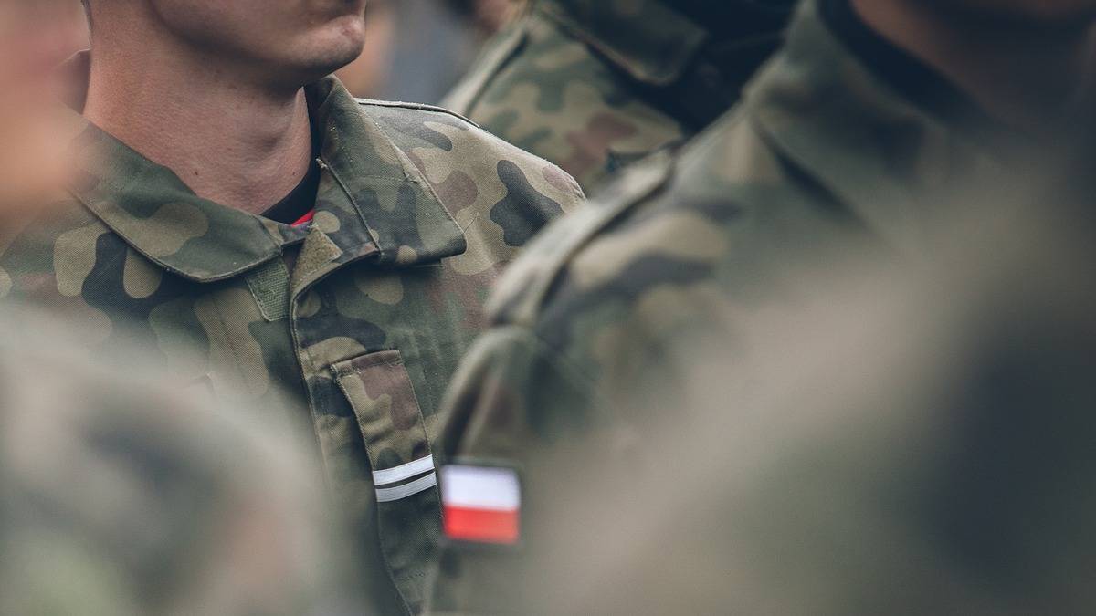 Czy powszechna służba wojskowa powinna wrócić? Polacy mówią.