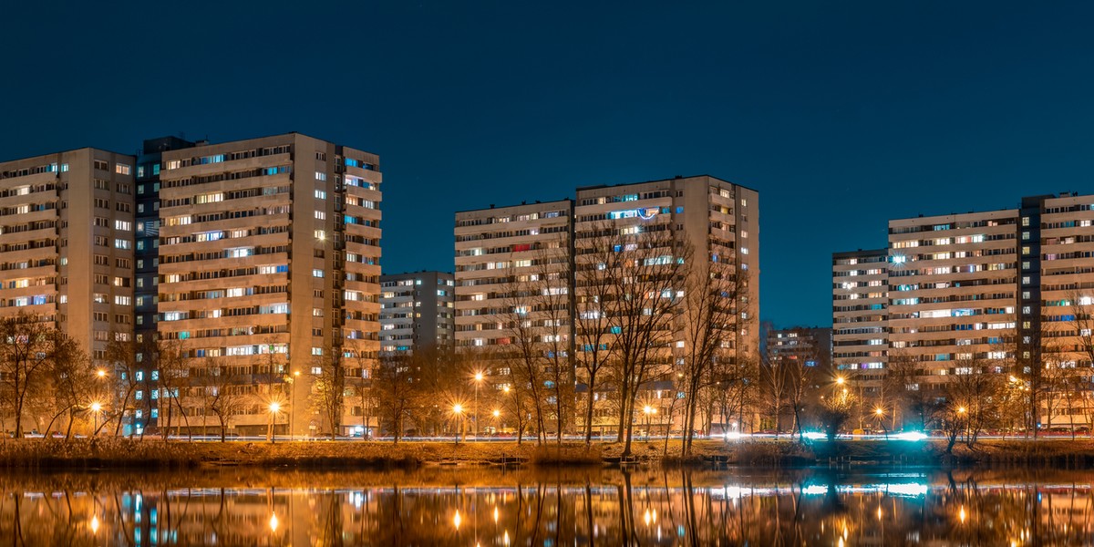 W obliczu zbliżających się podwyżek cen ogrzewania, 3,3 miliona najbardziej potrzebujących gospodarstw domowych będzie mogło uniknąć scenariusza drastycznego wzrostu kosztów utrzymania. Specjalny bon na ogrzewanie ma zaspokoić ich potrzeby. Jednak większość odbiorców ciepła sieciowego nadal znajduje się w stosunkowo dobrej sytuacji – problem ubóstwa energetycznego dotyka przede wszystkim osoby ogrzewające swoje domy samodzielnie. Bon na ogrzewanie pomoże klientom korzystającym z sieci ciepłowniczej. Jednocześnie ten rodzaj ogrzewania stanowi najskuteczniejszą ochronę przed ubóstwem energetycznym.
