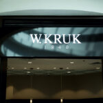 W.KRUK kupuje Lilou. Wizualizacja przedstawia widoczny szyld W.KRUK na szczycie butiku jubilerskiego.
