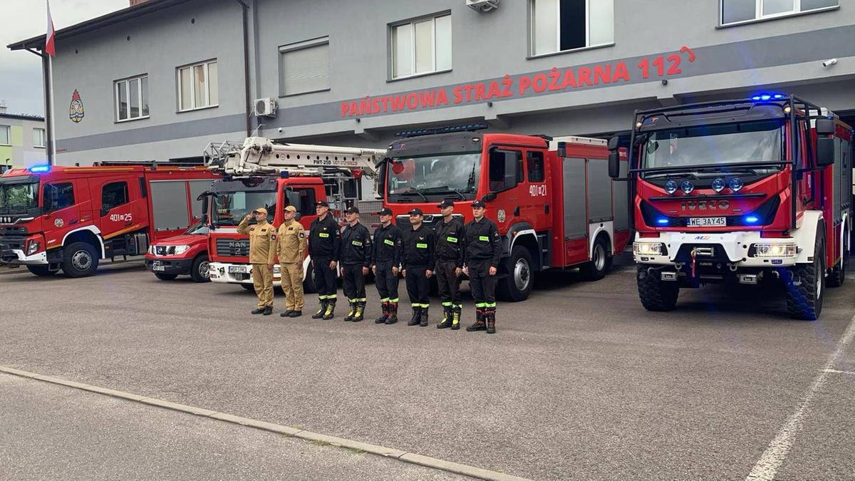 W całym kraju zawyły syreny, gdy strażacy oddali hołd zmarłemu koledze.