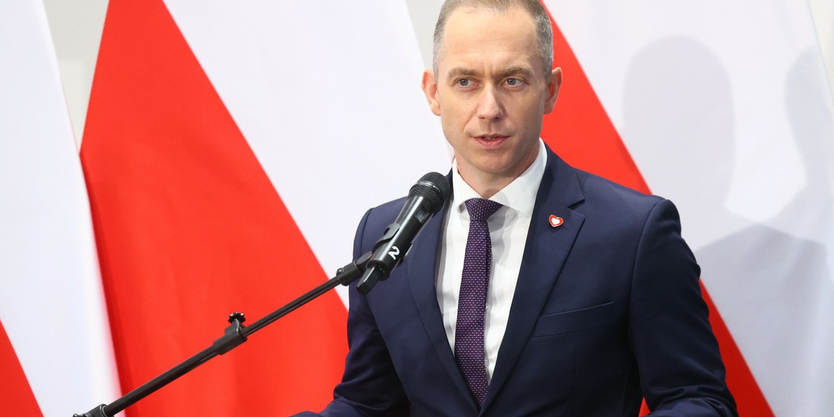 Wiceminister obrony Cezary Tomczyk ujawnił, że rządowy projekt ustawy o wsparciu dla obywateli Ukrainy jest na etapie końcowym. Projekt zakłada przyznanie dodatku 800+ Ukraińcom zatrudnionym i płacącym podatki w Polsce, choć podkreślił wagę oceny wyjątkowych okoliczności w każdym indywidualnym przypadku. Cezary Tomczyk