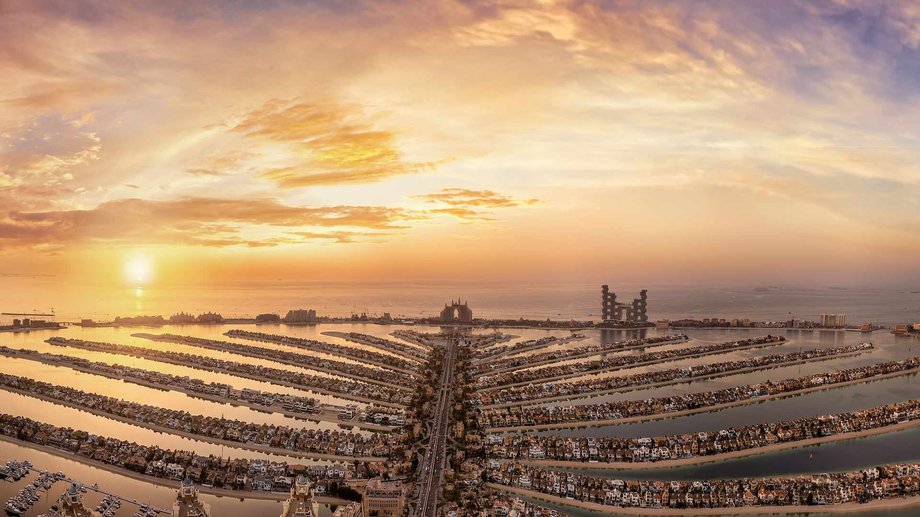 Dubaj nie wykazuje oznak spowolnienia. W ostatnim czasie miasto umocniło swoją pozycję jednego z najdynamiczniejszych rynków nieruchomości na świecie. Wolumen transakcji w pierwszej połowie 2025 roku przekroczył 431 miliardów AED (około 117 miliardów USD) , a ceny wynajmu nadal rosną – o około 10% w segmencie apartamentów i nieco mniej w segmencie willi. Co więcej, populacja miasta przekroczyła już 4 miliony , co zapewnia stabilny popyt i solidne podstawy do dalszego rozwoju. Te dane wyraźnie pokazują, że Dubaj pozostaje wyjątkowo atrakcyjnym miejscem inwestycyjnym . Nic dziwnego, że coraz więcej osób z całego świata – w tym Polacy – decyduje się tu inwestować. Warto jednak pamiętać, że nawet na tak obiecującym rynku łatwo jest podjąć decyzje, które mogą wpłynąć na ostateczny wynik inwestycyjny lub po prostu doprowadzić do rozczarowania. Dlatego, bazując na wieloletnim doświadczeniu, zebrałem najczęstsze błędy, których należy unikać. Inwestujesz w Dubaju? Unikaj tych 7 najczęstszych błędów - INFBusiness