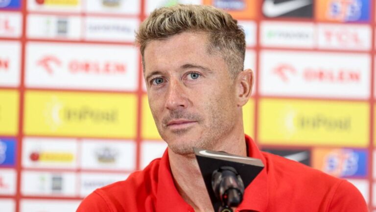 Robert Lewandowski, który wraca do reprezentacji Polski przed wrześniowymi meczami eliminacyjnymi do Mistrzostw Świata z Holandią i Finlandią, oświadczył, że kwestia kapitanowania drużyny została już rozstrzygnięta i nie wymaga dalszych rozmów. „Skupiamy się teraz na nadchodzących wyzwaniach” – podkreślił 37-letni napastnik. Odniósł się również do odejścia byłego trenera Michała Probierza. Rezygnacja Michała Probierza. Reakcja Roberta Lewandowskiego - INFBusiness