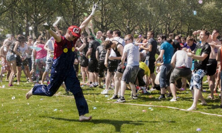 Według najnowszego raportu „Studenci na rynku nieruchomości”, opracowanego przez AMRON-SARFiN, ponad połowa studentów wydaje obecnie ponad 1000 zł miesięcznie na pokój, akademik lub mieszkanie. Szczególnie godne uwagi jest tempo wzrostu transferów przekraczających 1500 zł miesięcznie. Nadal utrzymuje się trend poszukiwania mieszkań na ostatnią chwilę, a rzadkie negocjacje cenowe sugerują, że jest to rynek najemców. Studenci wrócili na rynek wynajmu. Tyle płacą za pokoje i mieszkania. - INFBusiness