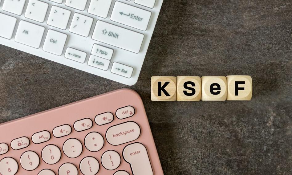 Na cztery miesiące przed wdrożeniem Krajowego Systemu e-Faktury 42% firm deklaruje, że jest w pełni przygotowanych do jego wdrożenia, podczas gdy co dziesiąta firma nie podjęła jeszcze żadnych kroków, jak zauważa poniedziałkowy „Puls Biznesu”. KSeF na horyzoncie. Coraz więcej firm jest gotowych, ale problem wciąż istnieje.