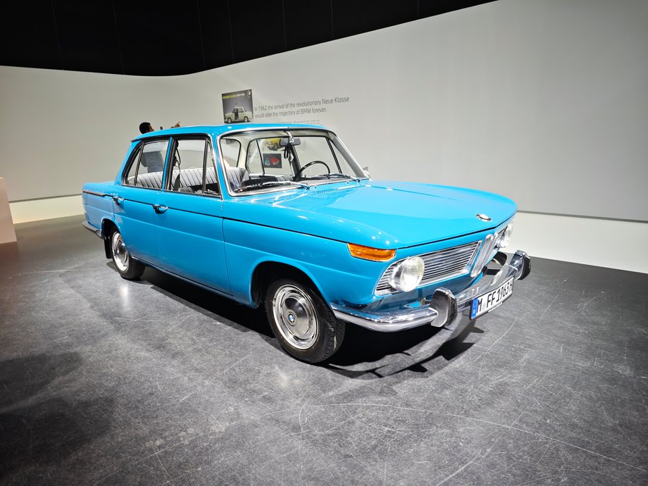 BMW zaprezentowało swojego nowego elektrycznego SUV-a iX3. Firma podkreśla jednak, że nie jest to po prostu nowy pojazd w ofercie, ale raczej zapowiedź zupełnie nowego podejścia do designu motoryzacyjnego. Samochód ma zapowiadać „nową klasę”. Historyczny model, który zainspirował
