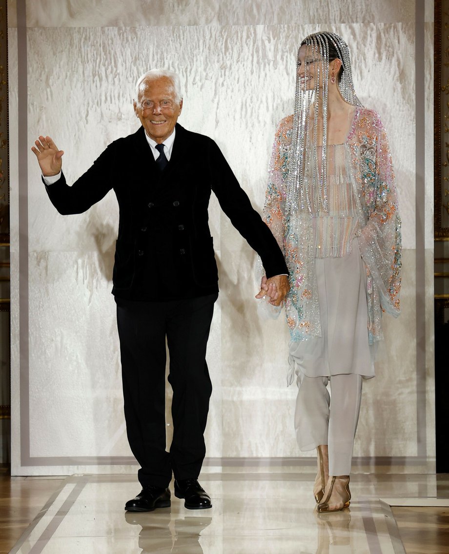Znany włoski projektant i ikona mody Giorgio Armani zmarł w wieku 91 lat, jak donosi włoski dziennik La Repubblica. Jego imperium modowe oficjalnie potwierdziło tę wiadomość w komunikacie prasowym. Giorgio Armani podczas pokazu Haute Couture Fashion Week Wiosna/Lato 2025