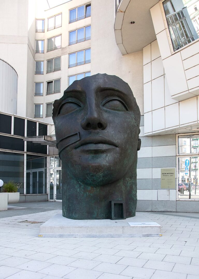 Monumentalna rzeźba Igora Mitoraja „Tindaro” stanie się nowym symbolem warszawskiej przestrzeni publicznej. NOHO Investment, lider w segmencie nieruchomości premium, wylicytował to wyjątkowe dzieło za rekordową kwotę 6,89 mln zł podczas aukcji zorganizowanej przez Dom Aukcyjny Polswiss Art. Było to jedno z najbardziej prestiżowych wydarzeń na europejskim rynku sztuki ostatnich miesięcy. Beneficjentem rzeczywistym NOHO Investments, poprzez kontrolę nad Kulczyk Privatstiftung, jest Sebastian Kulczyk, jeden z najbogatszych Polaków. Wiemy, kto kupił „Tindaro”. Rekordowa aukcja monumentalnej rzeźby - INFBusiness