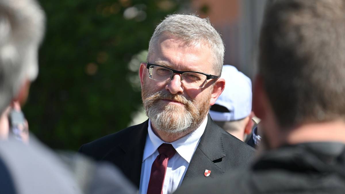 Grzegorz Braun stanie przed sądem. Akt oskarżenia zawiera siedem zarzutów.