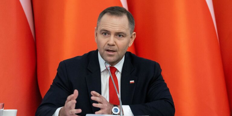 — Obawiam się, że obecne wypowiedzi prezydenta Trumpa dotyczące potencjalnych opłat cyfrowych lub dodatkowych ceł mogą niestety wpłynąć na polskich urzędników, co ostatecznie doprowadzi do odłożenia projektu podatku na półkę — zauważył Łukasz Zalewski, dziennikarz i specjalista ds. podatków, w programie „Onet Rano Finansowo”. Co Karol Nawrocki zrobi z podatkiem cyfrowym? „Podatku nie będzie”. - INFBusiness