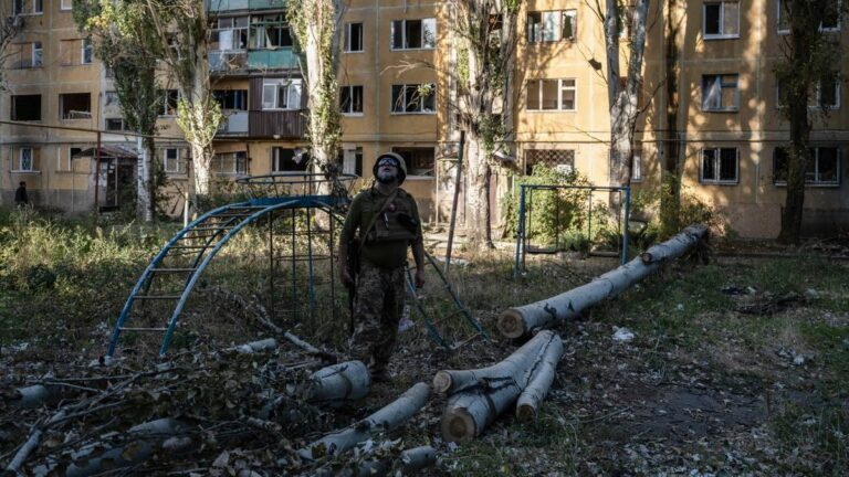 Ukraiński żołnierz w miejscowości Konstantynówka w obwodzie donieckim Jeden kraj może zmusić Rosję do zakończenia wojny. Radosław Sikorski zauważa - INFBusiness