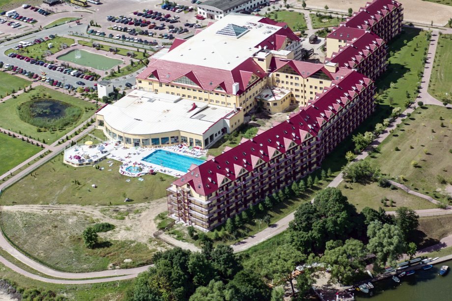 Choć dziś kojarzony jest przede wszystkim z gigantami sieci hotelowych, zmarły trzy lata temu Tadeusz Gołębiewski rozpoczął swoją przygodę z biznesem 50 lat temu od wypieku ciasteczek, mieszając ciasto w pralce Frania. Zarobione pieniądze zainwestował w biznes hotelarski, ale nie dożył otwarcia swojej najnowszej, prestiżowej inwestycji. Hotel Gołębiewski w Mikołajkach