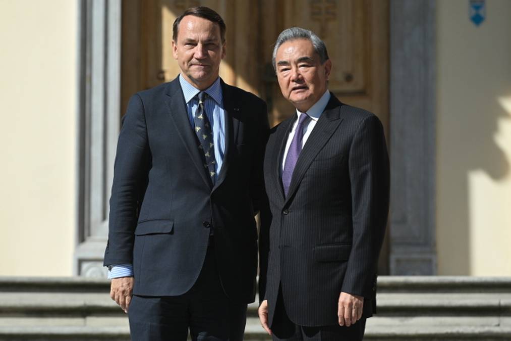 Radosław Sikorski zaskoczył wszystkich krawatem. Wyjaśnił, skąd wziął się pomysł. - INFBusiness